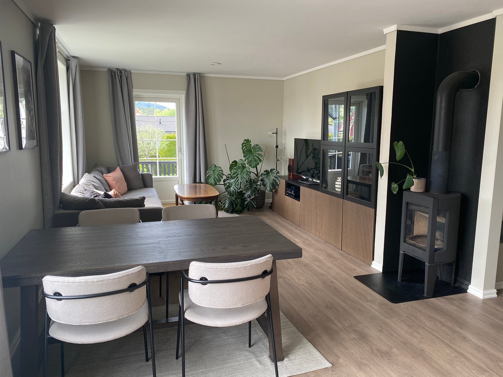 Spiseplass mot stuen og peis som gir god varme Galleribilde