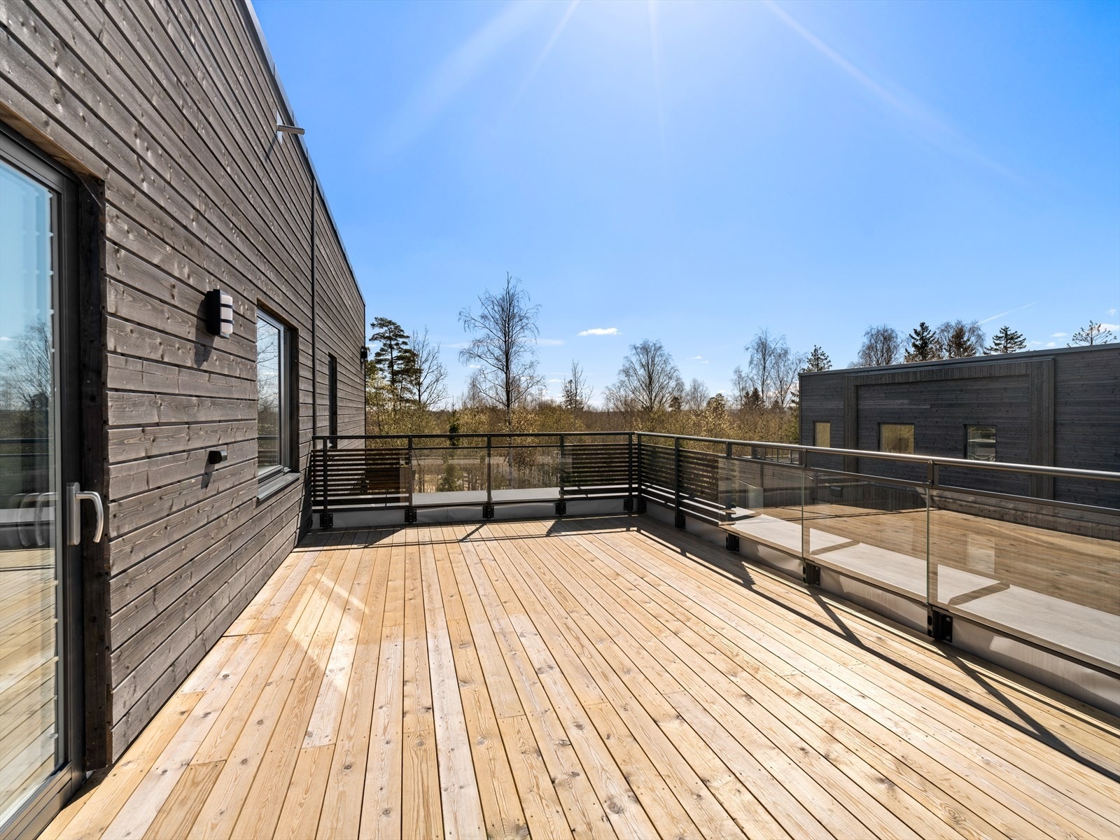 Romslig og solrik terrasse Galleribilde