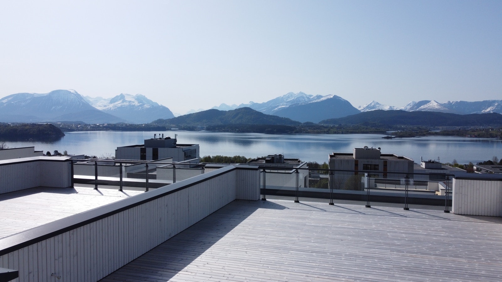 Fantastisk utsikt over Åsefjorden og Sunnmørsalpane. Galleribilde