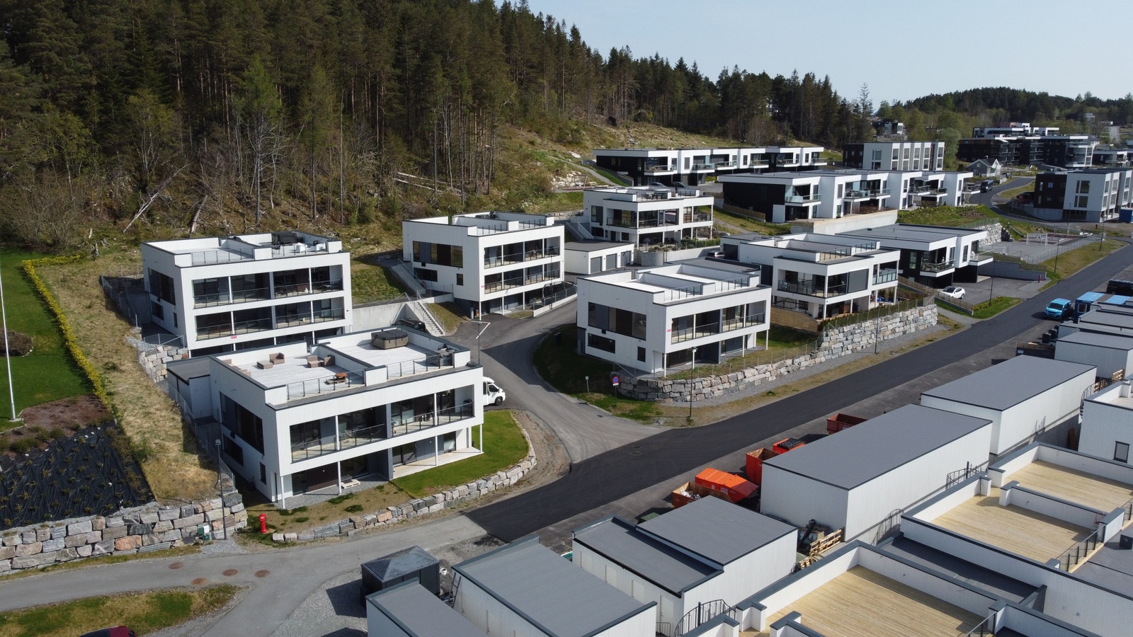 Hver bolig har egen garasje med port og elektrisk portåpner. Dronebilde av boliger C1-C6 (enhet 03 og 05) fra 02.05.24. Galleribilde