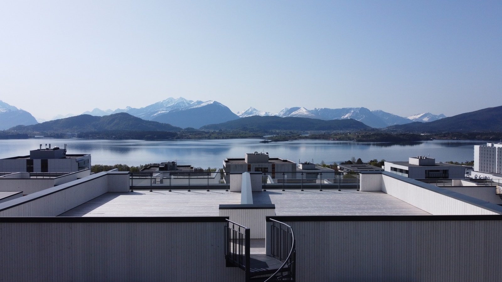 Hver bolig har egen stor takterrasse på ca. 70 m2. Her kan sommeren nytes med plass til alle. Galleribilde