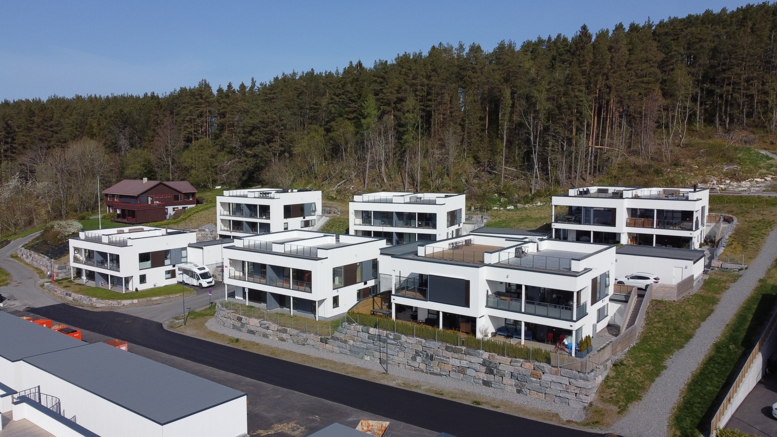 Unike 2-mannsboliger med takterrasse, flott plassert på Åse. Dronebilde av boliger C1-C6 (enhet 03 og 05) fra 02.05.24. Galleribilde