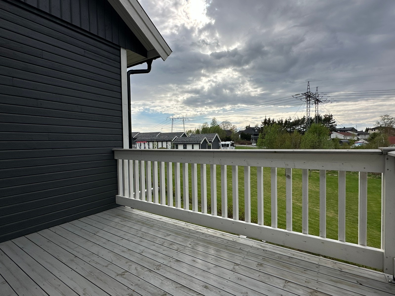 Terrasse på fremsiden. Ettermidag/kveldssol. Galleribilde