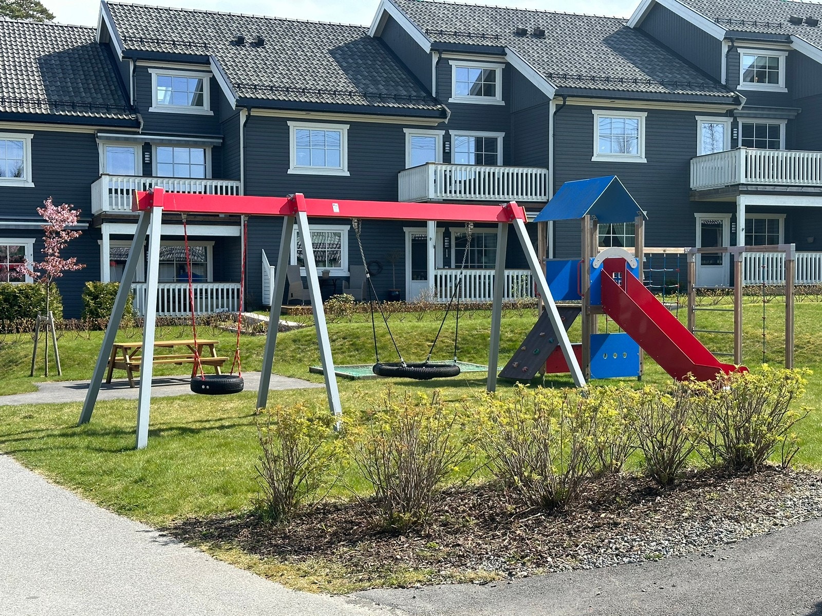 Lekeområde for barn i sammeiet. Galleribilde