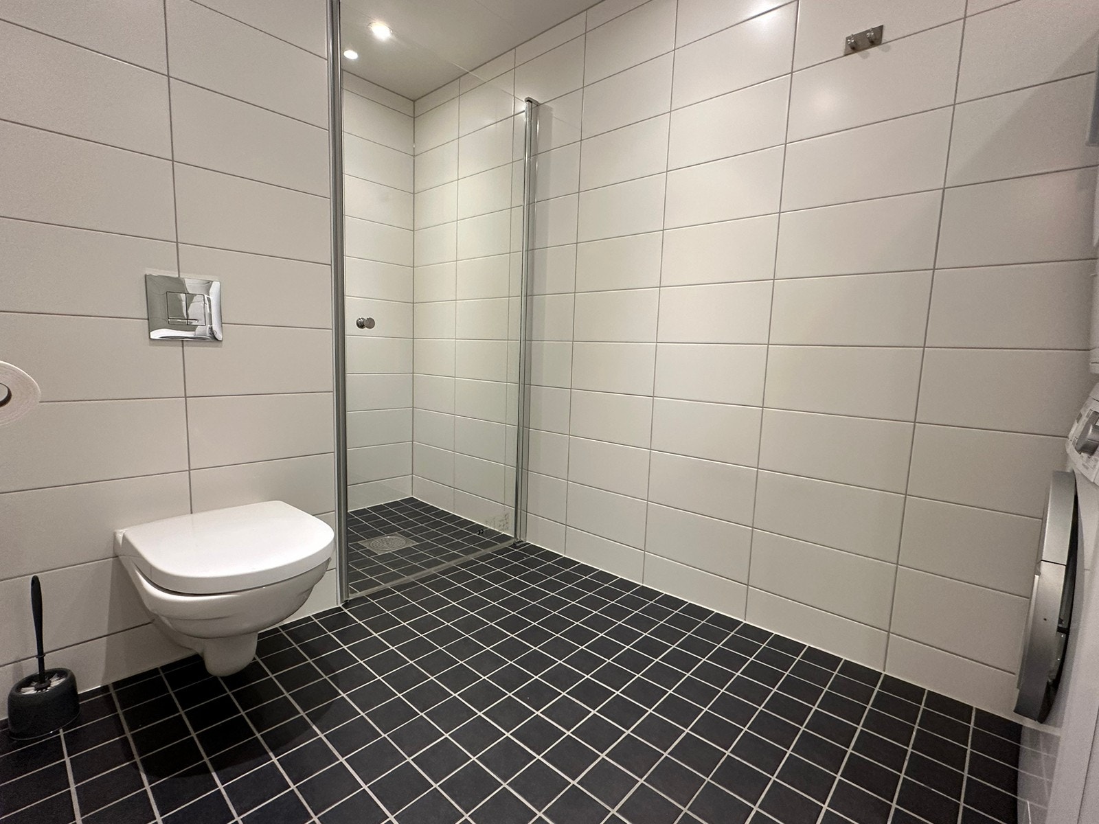 Vegghengt toalett, spotlights og varmekabler. Galleribilde