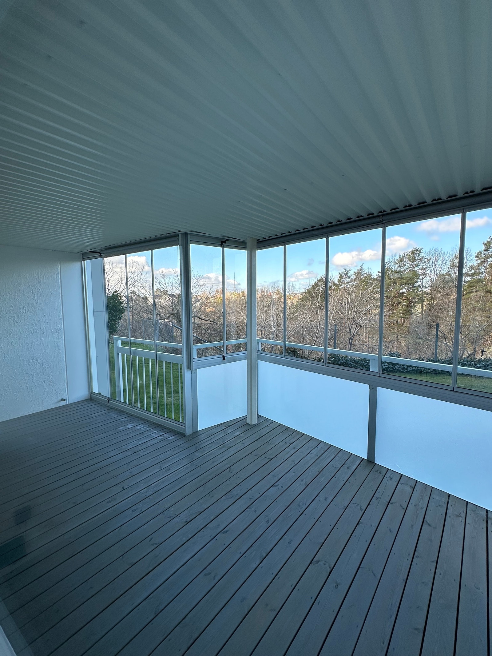 Balkongen har innglassing som kan åpnes og lukkes ettersom været endrer seg. Galleribilde