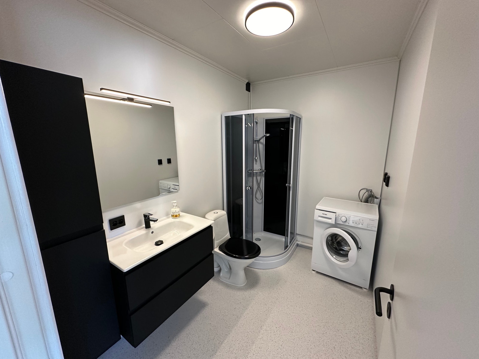 Totalrenovert bad med helt nye overflater og innredning. Vaskemaskin medfølger. Galleribilde