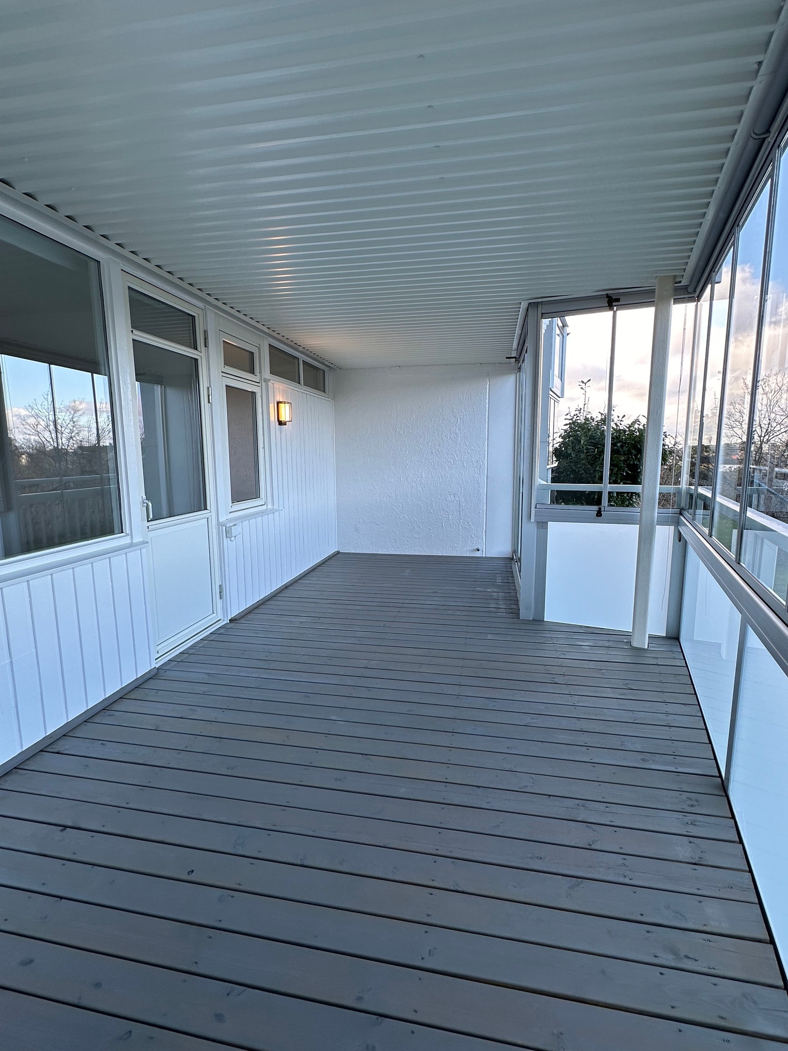 Nybeiset terrassegulv og nymalte ytter vegger. Galleribilde