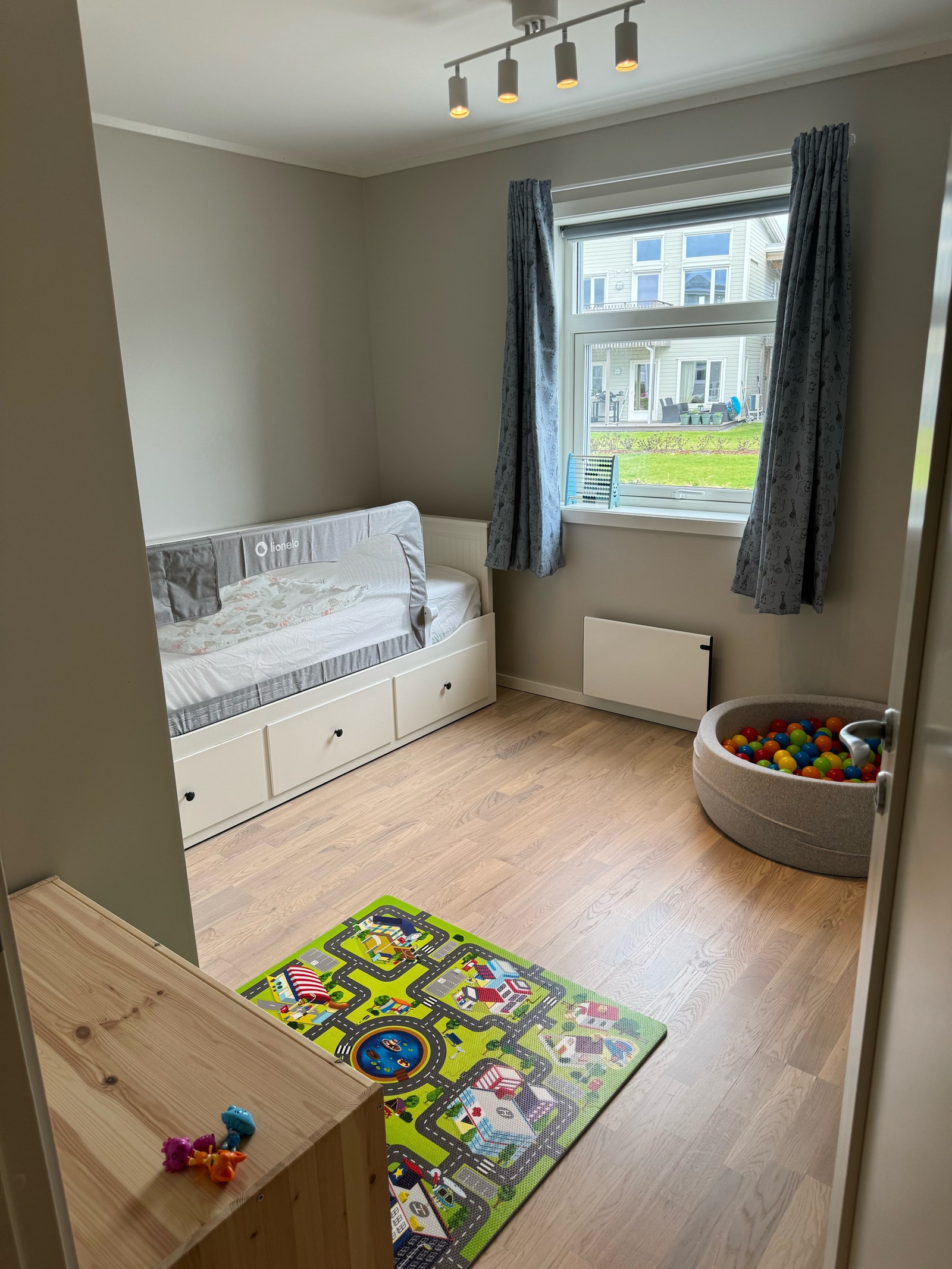 Soverom 2: ca. 10 kvadratmeter med klesskap Galleribilde