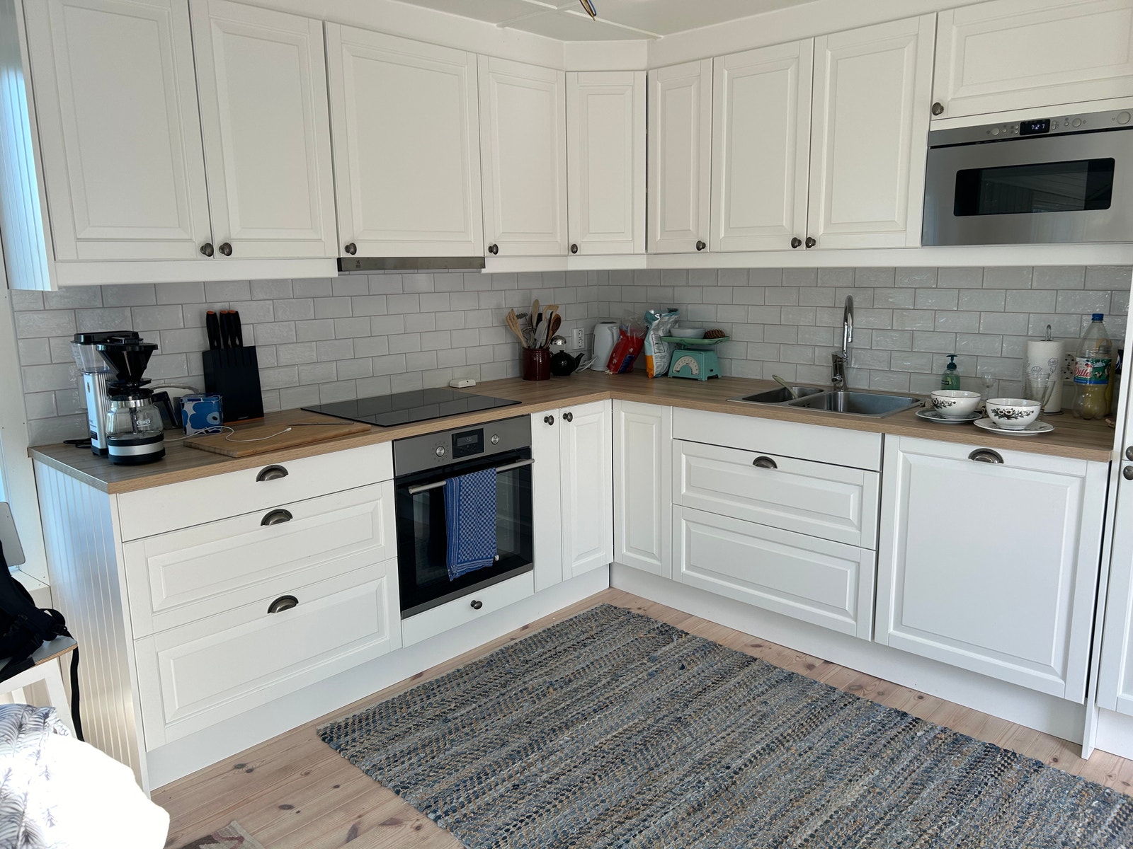 Velutstyrt kjøkken med oppvaskmaskin, kjøl/fryst, mikro og induksjonsovn Galleribilde