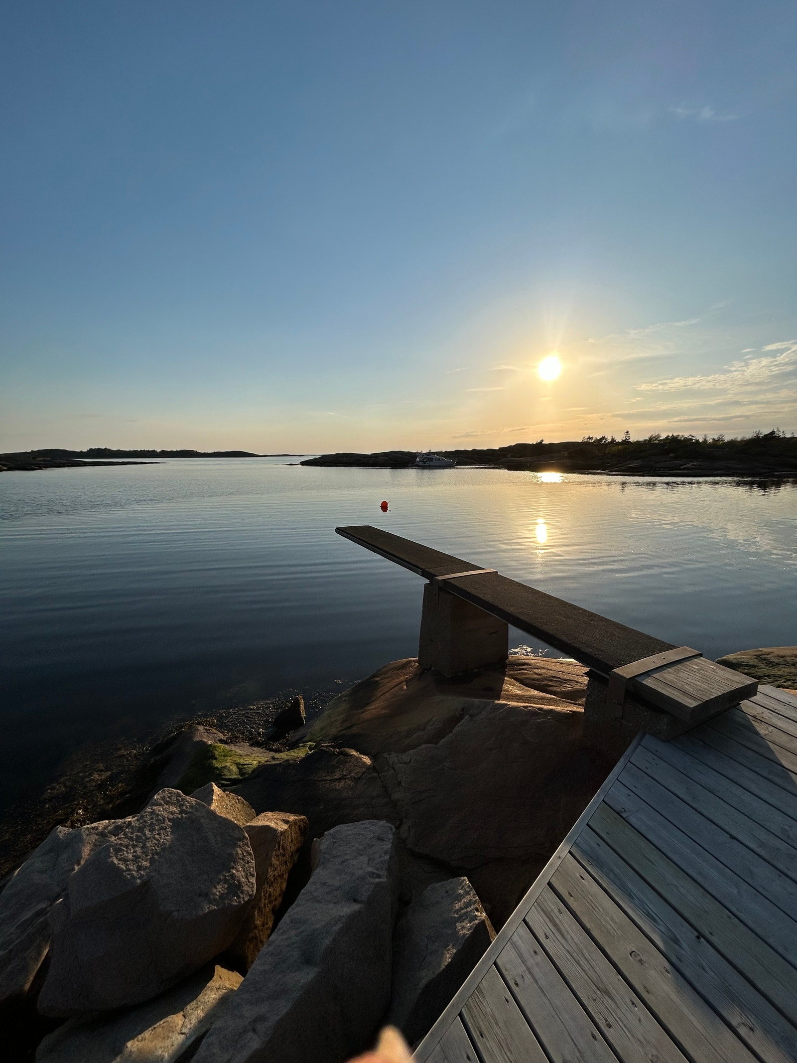 Badeplass med stupebrett og flåte (om sommeren) Galleribilde