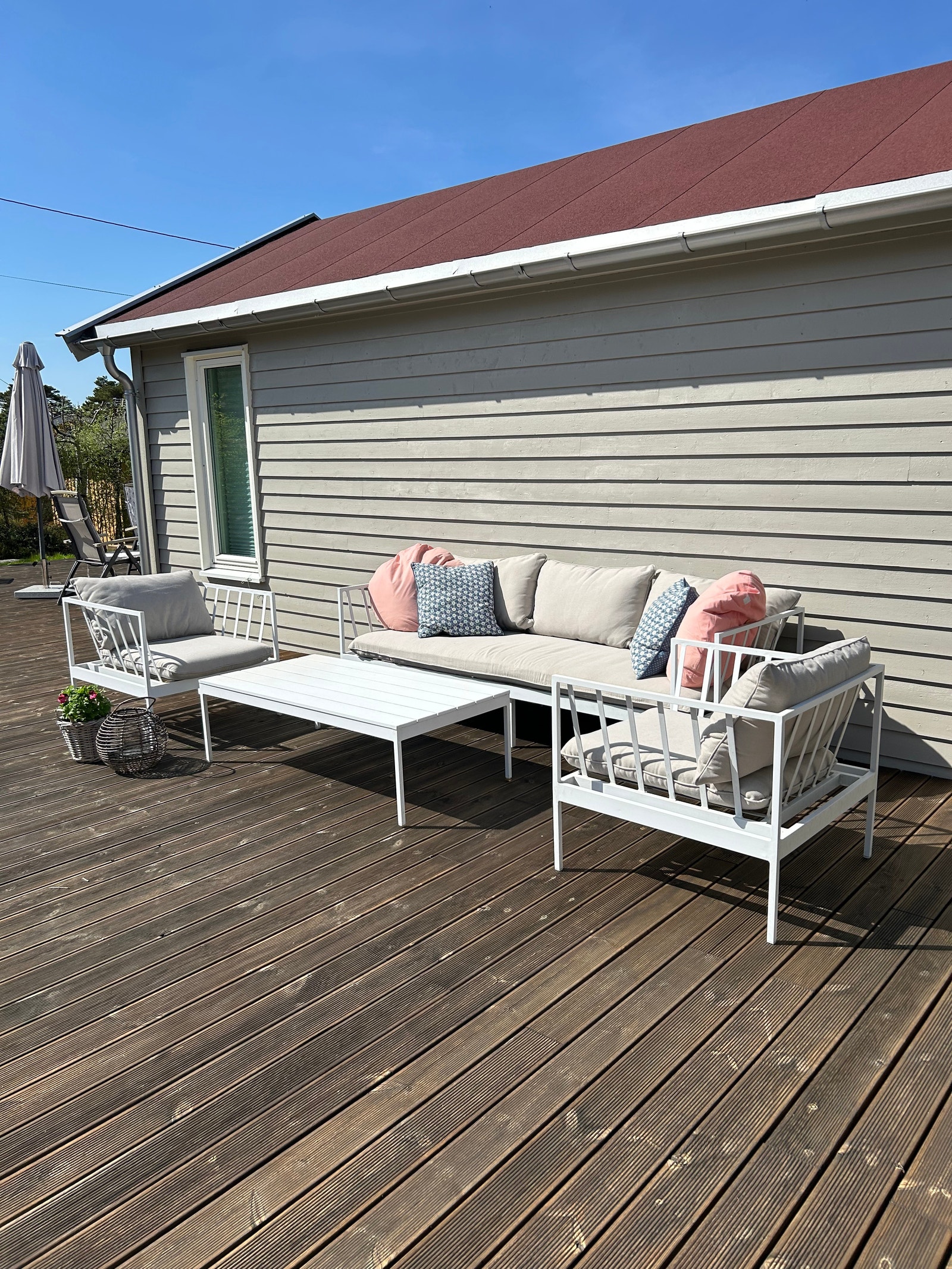 Uteplass med sol på morgen og formiddag Galleribilde