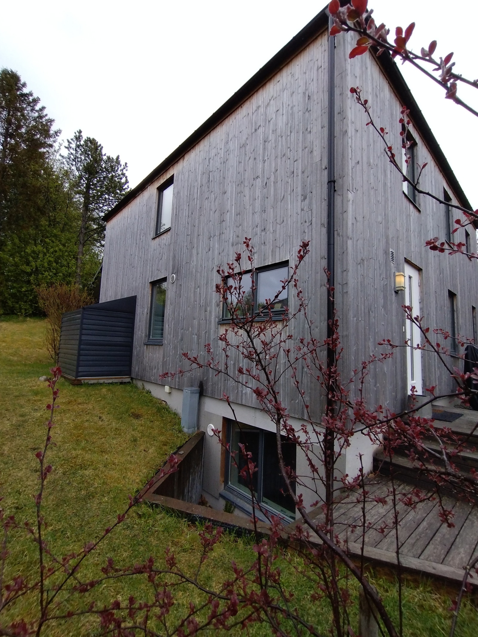 Nord/vestvendt fasade med utebod Galleribilde