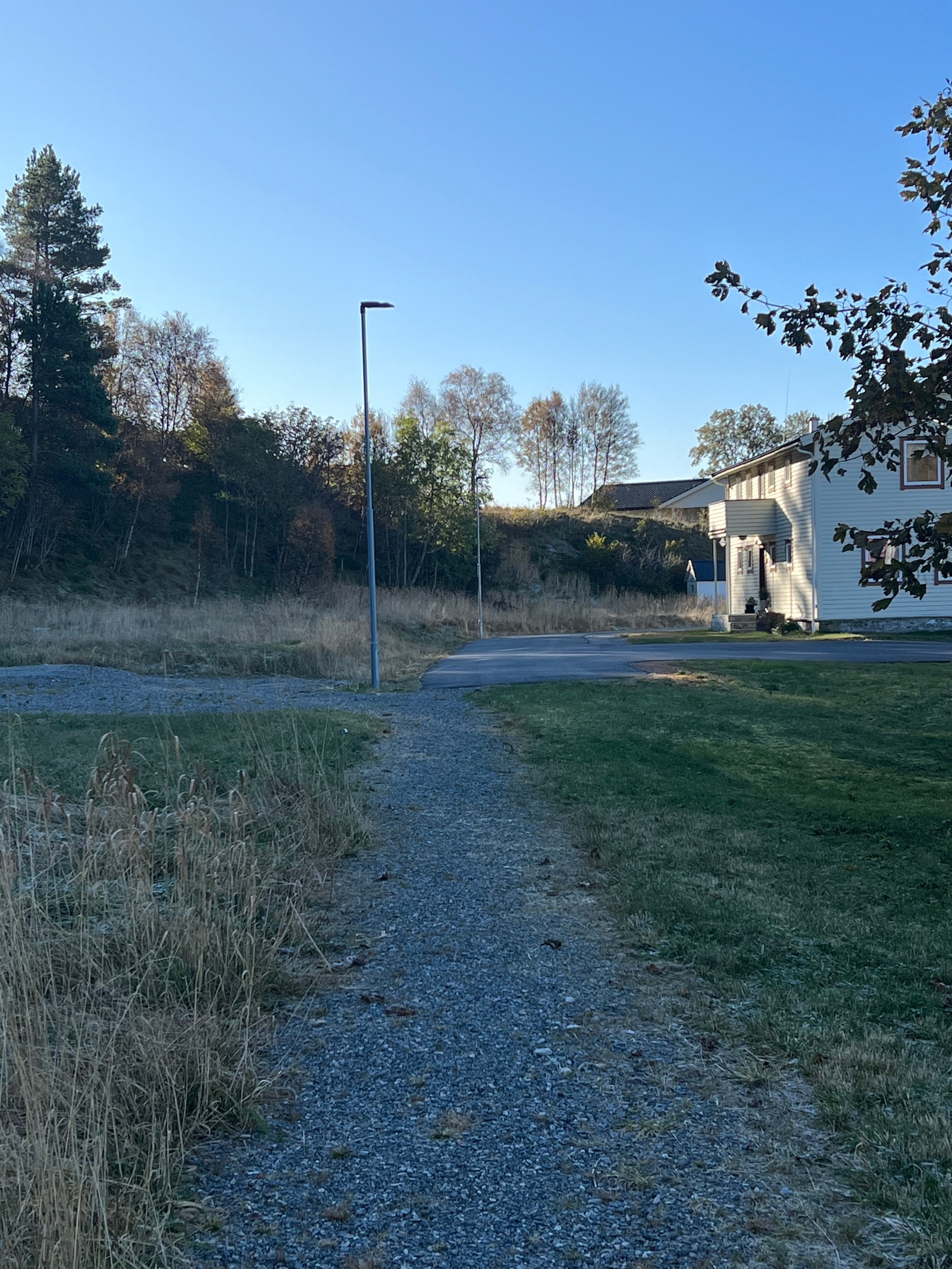 eksisterende fortau i enden av tomten går helt til sentrum Galleribilde