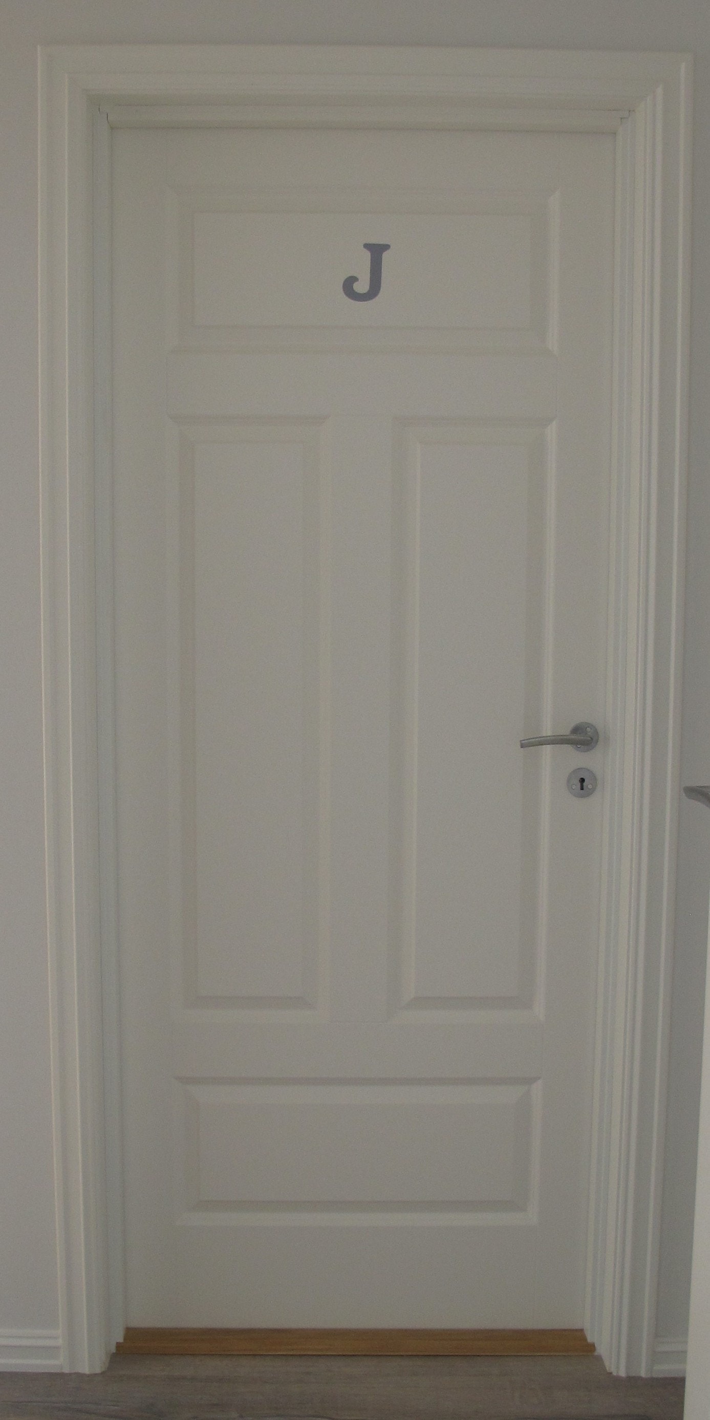 LEDIG. Velkommen til Rom J i 3. etasje i Hovedbygget. Dette rommet er 16 kvm kr. 7.000,- pr.mnd. Ledig fra nå. Galleribilde