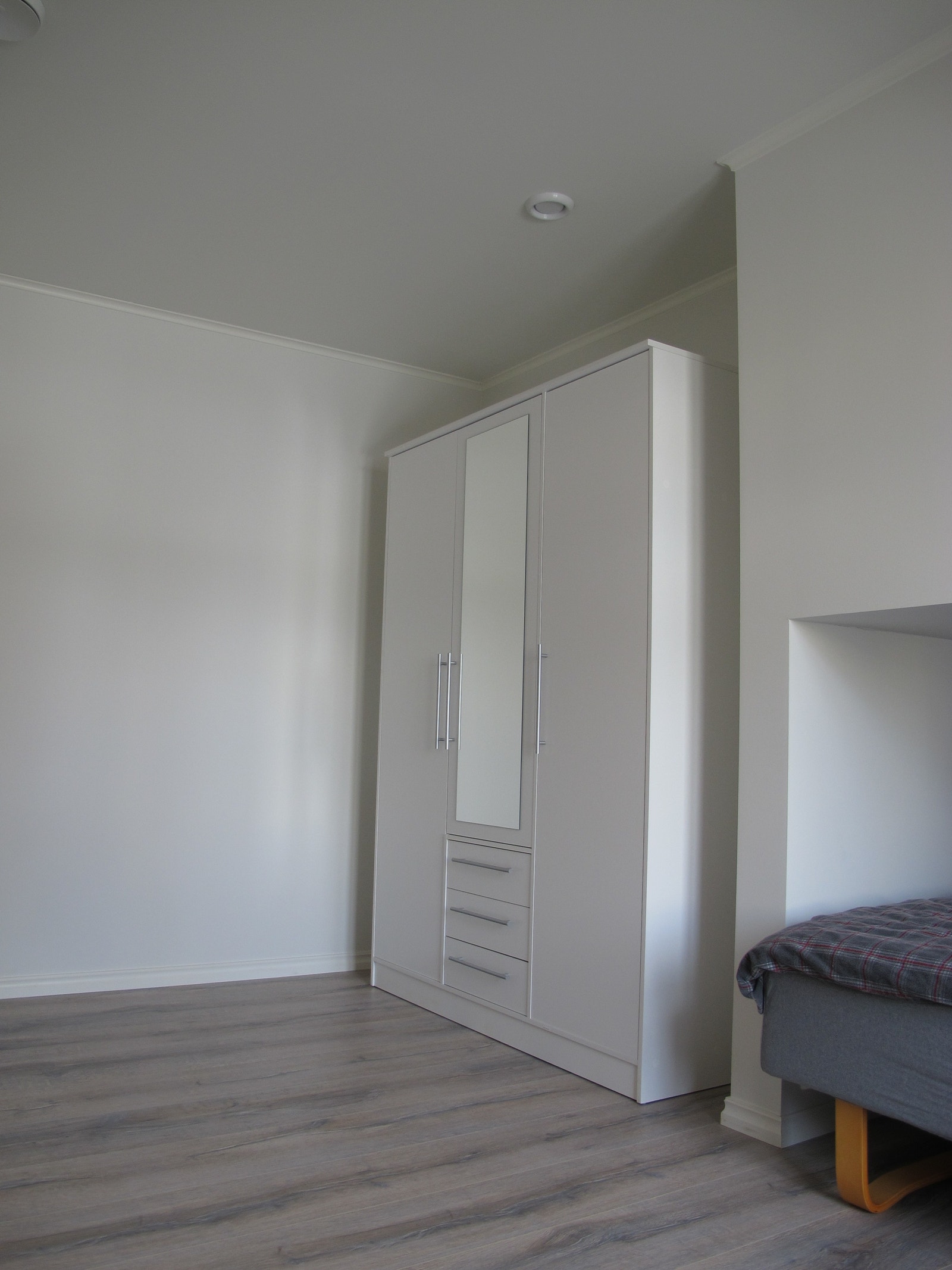 Et stort garderobeskap med speil Galleribilde