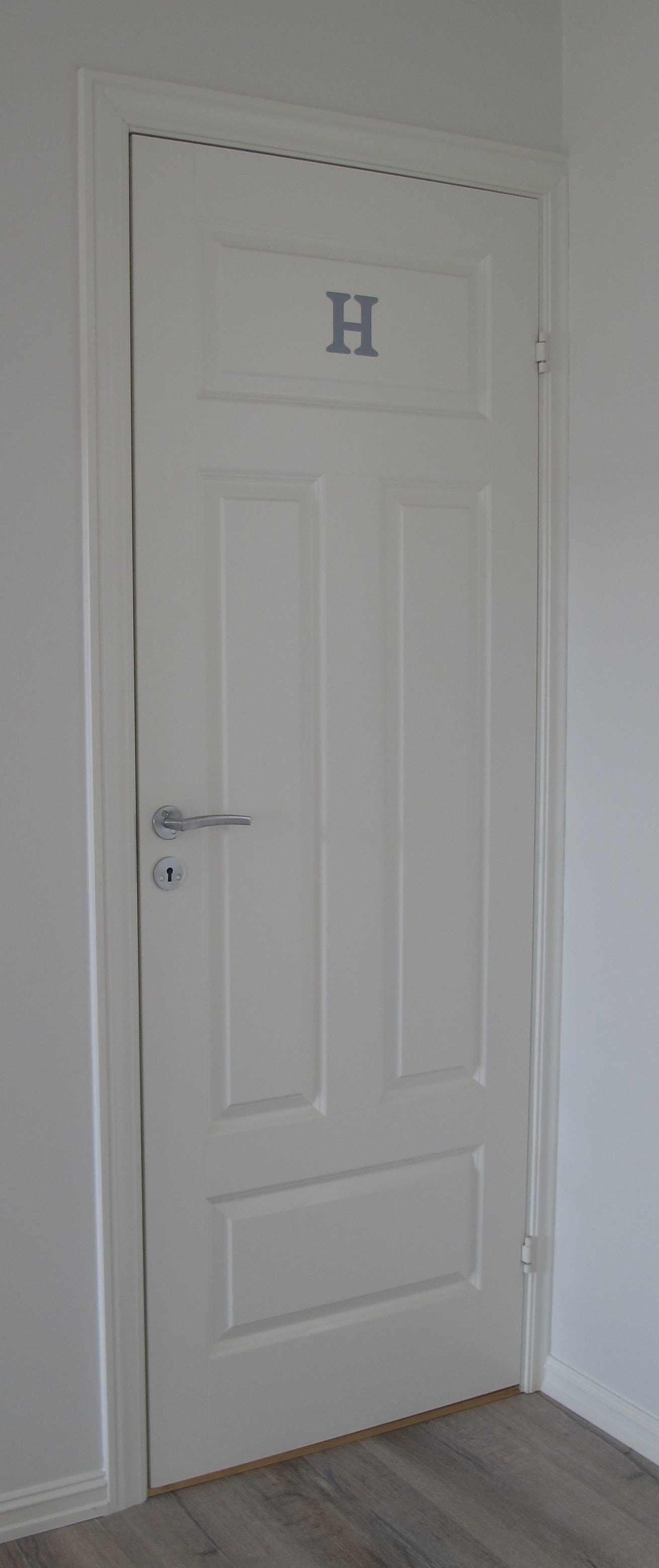 UTLEID. Velkommen til Rom H i 2. etasje i Hovedbygget. Dette rommet er 15 kvm kr. 7.600,- pr.mnd. og er ledig fra 01.01.2026 Galleribilde