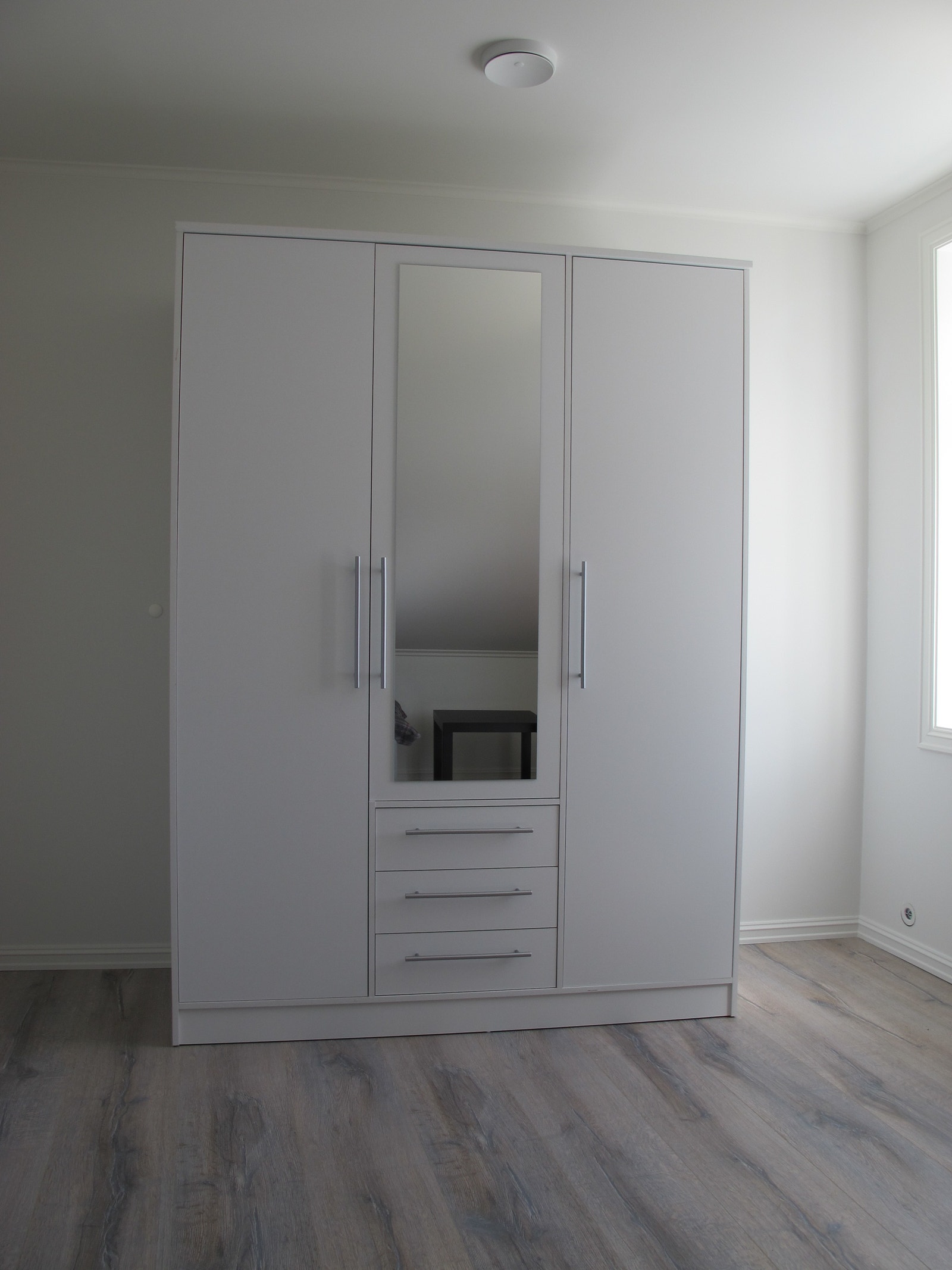 Et stort garderobeskap med speil Galleribilde