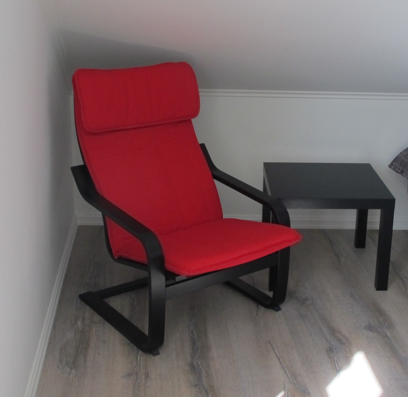 En stol og et lite bord hvis ønskelig Galleribilde