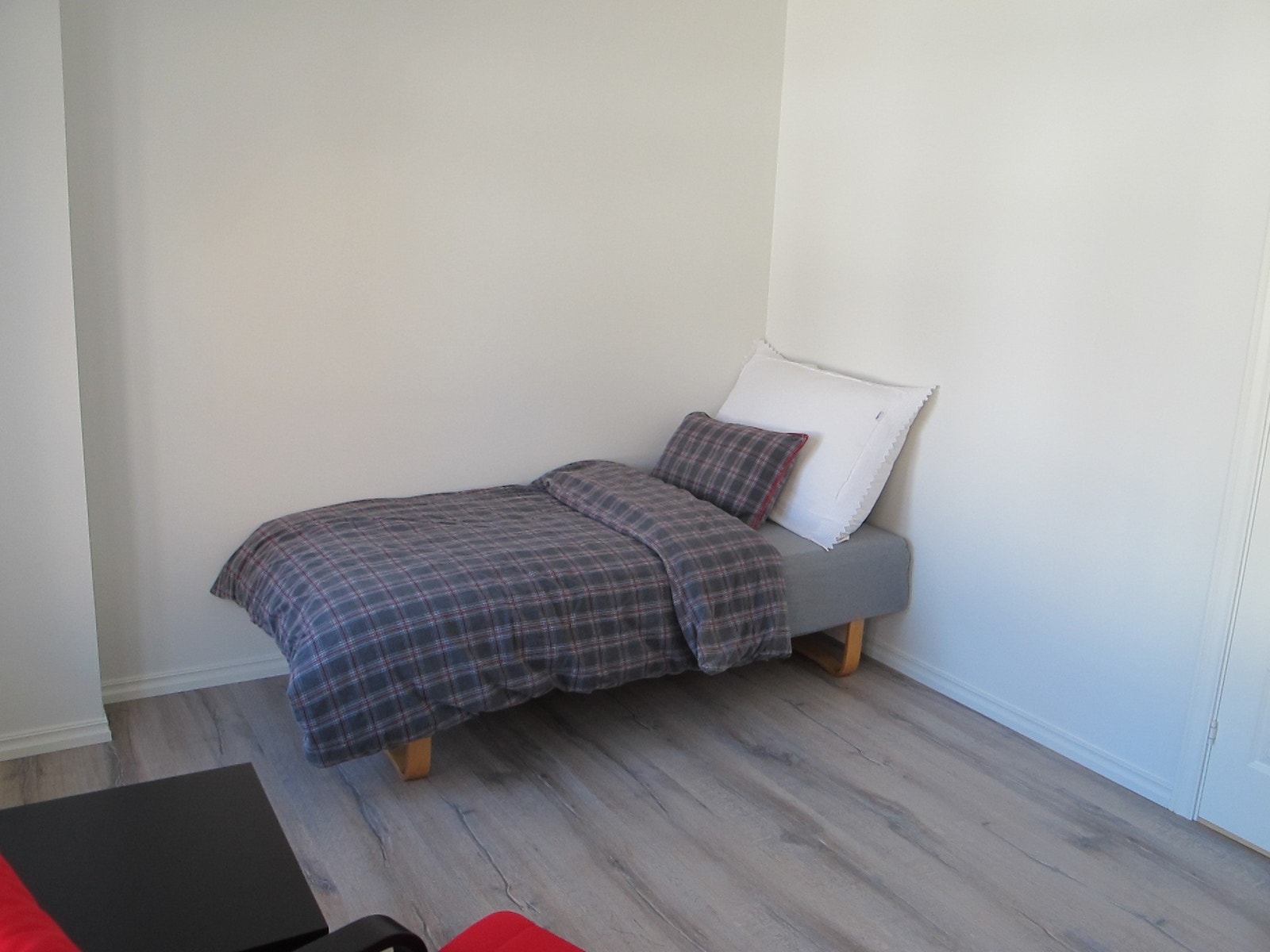 Her er det avbildet en 90 cm seng, men hvis ønskelig kan du få en 120 cm seng. Eller ta med din egen Galleribilde