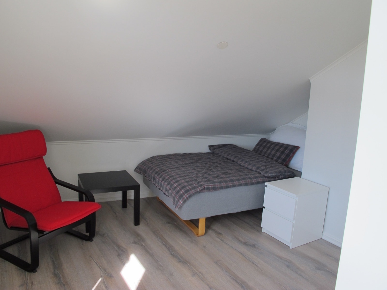 Her er det en 120 cm seng og et nattbord Galleribilde