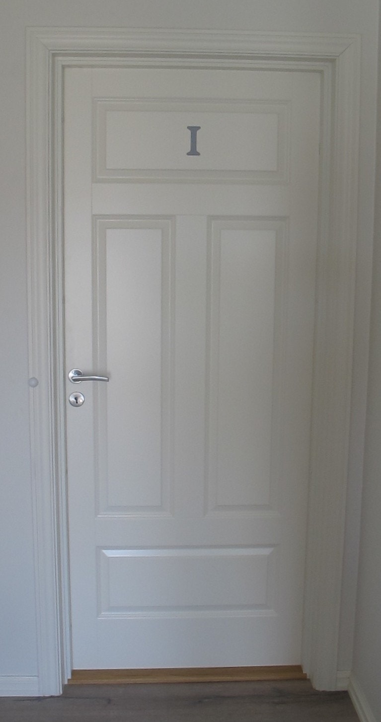 UTLEID. Velkommen til Rom I i 2. etasje i Hovedbygget. Dette rommet er 12 kvm og koster kr. 7.200,- pr.mnd. Det er ledig fra 01.01.2026 Galleribilde