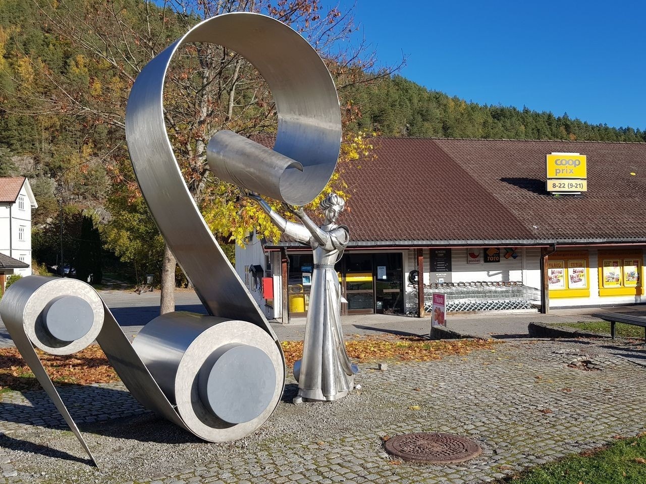 Dagligvarebutikk og bussholdeplass er i nærheten Galleribilde