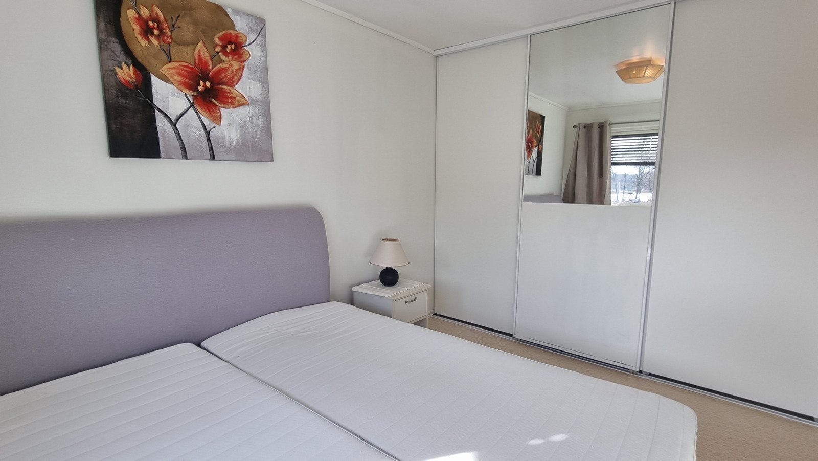 Romslig soverom med garderobeskap Galleribilde