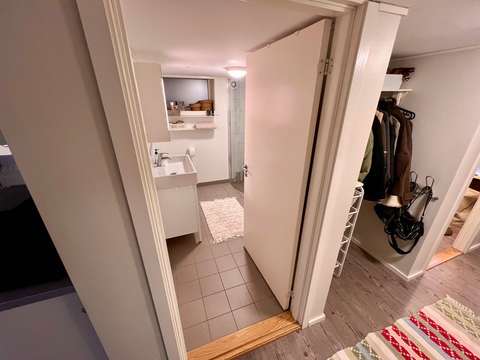 Fra gangen er det tilgang til bad, åpen garderobe og soverom 2 Galleribilde