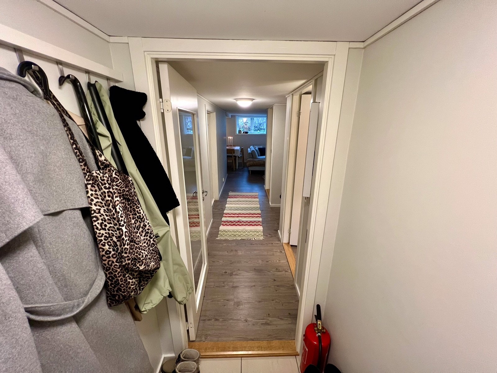 Fra ytterdør og innover i leiligheten Galleribilde