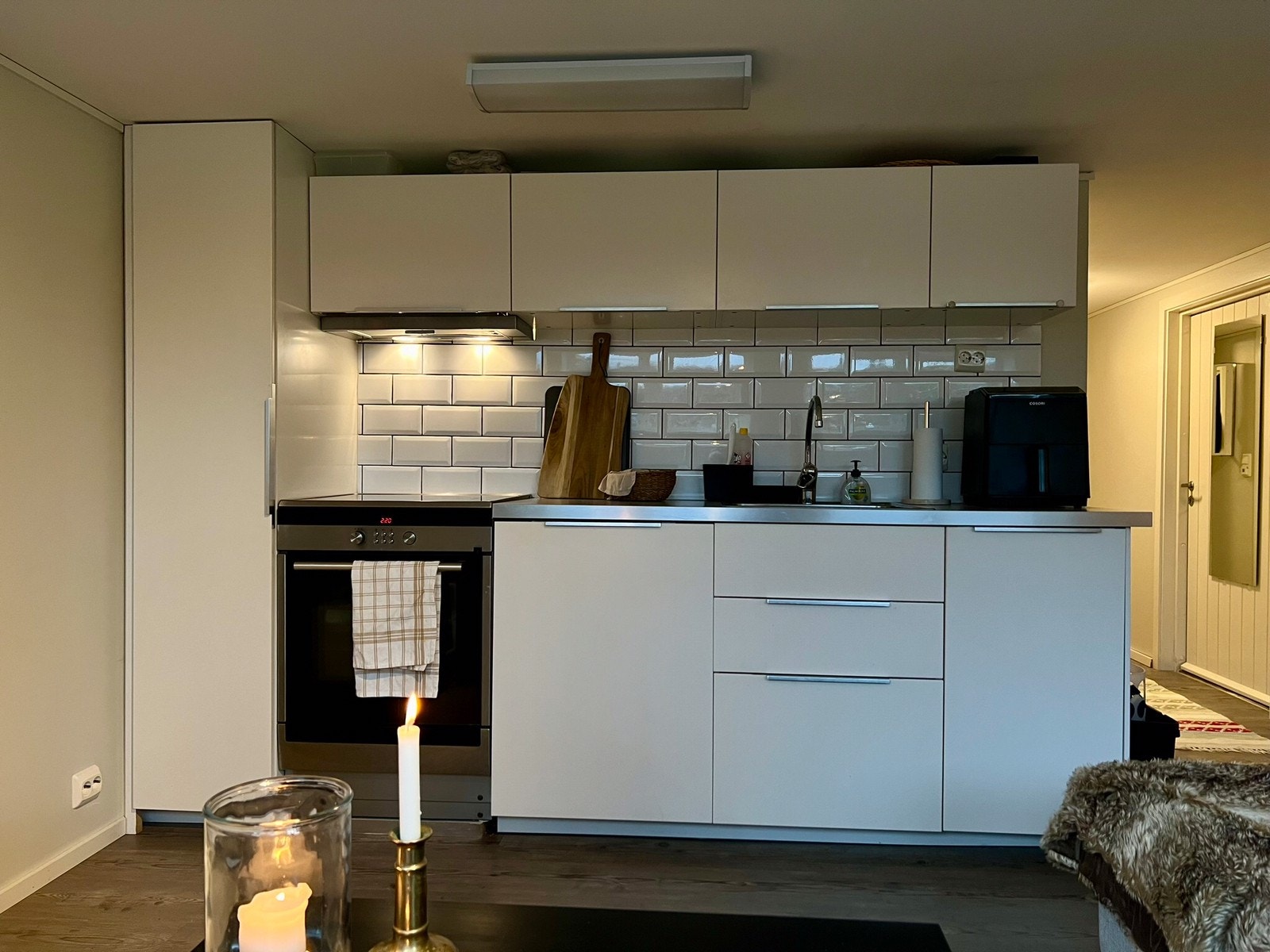 Kjøkkenløsning. Induksjonsovn og lite kjøleskap Galleribilde