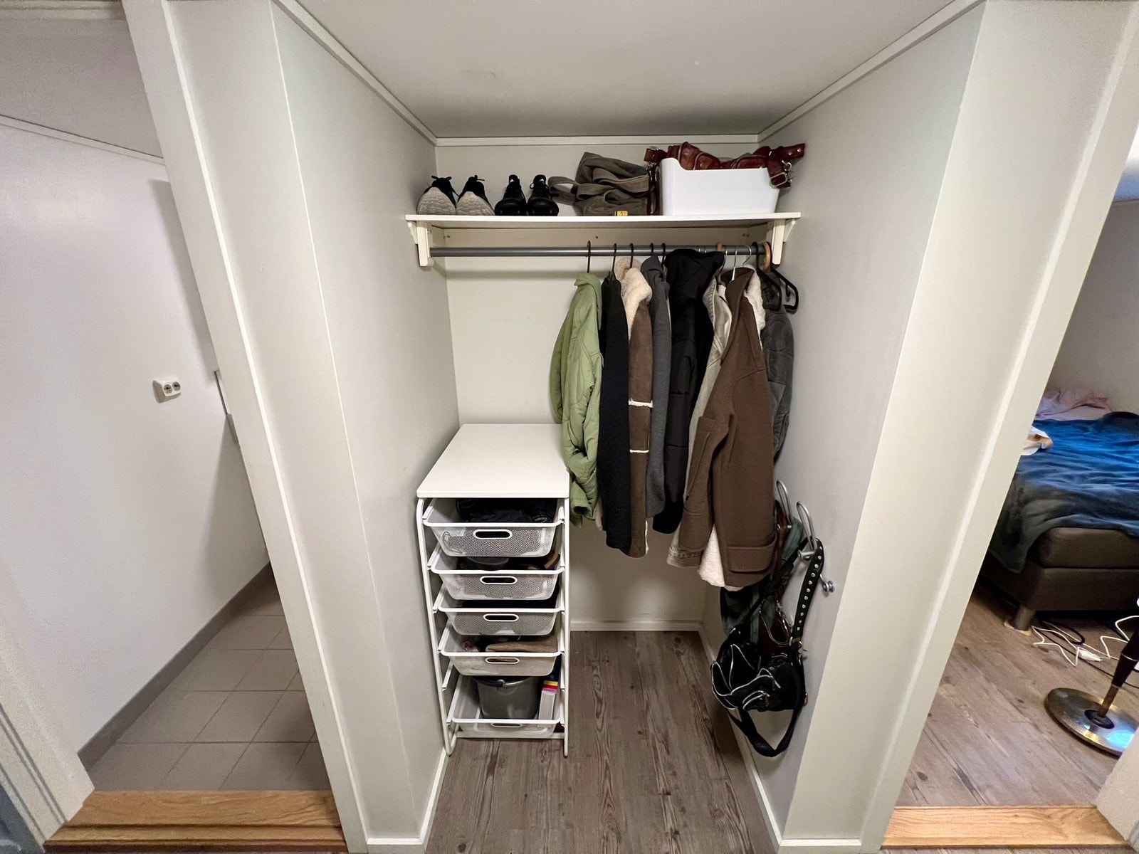 Praktisk oppbevaring i ganga. Vi ser inn i soverom 2 Galleribilde