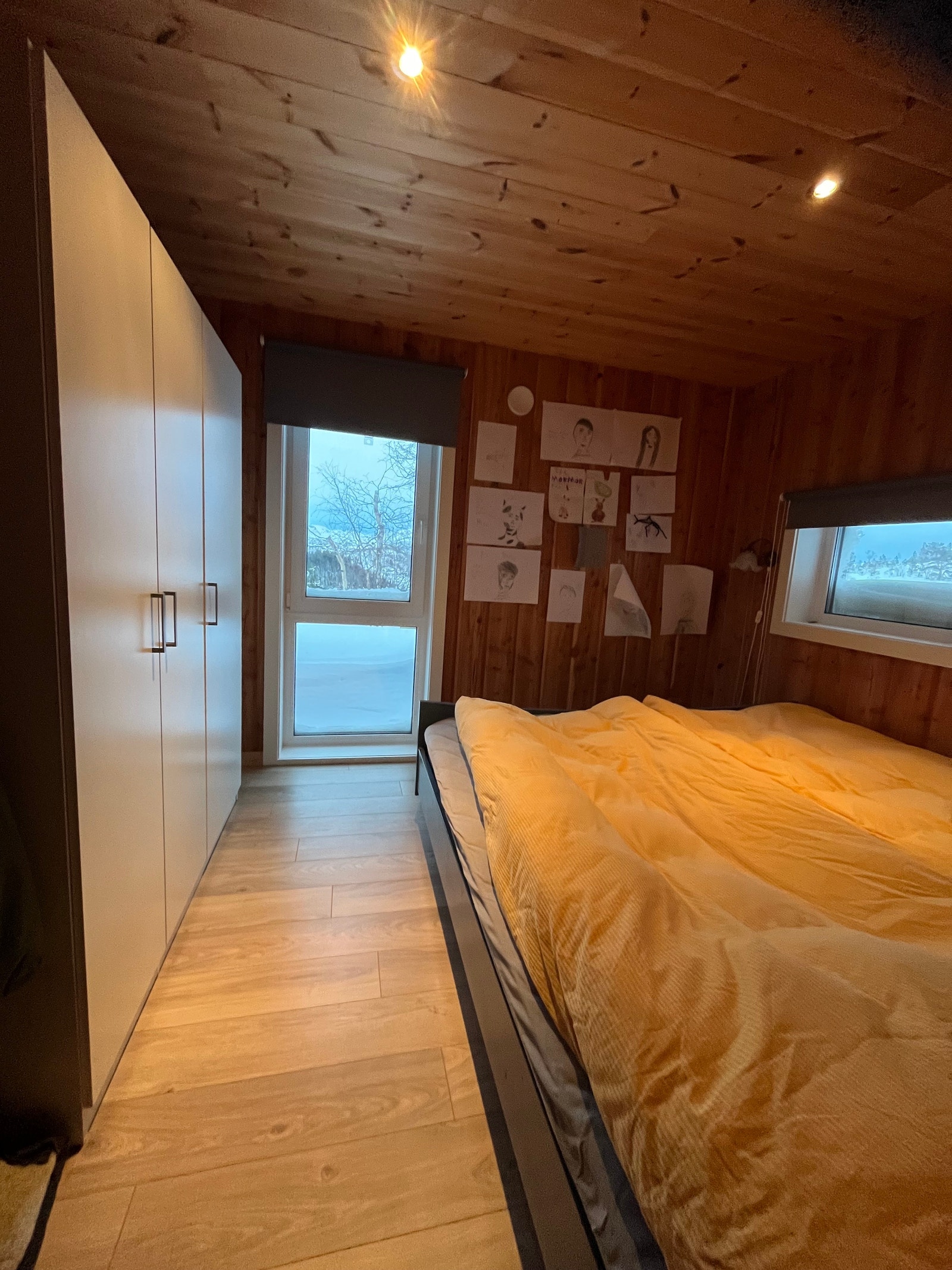 Soverom 5: Dobbeltseng og skap til oppbevaring Galleribilde