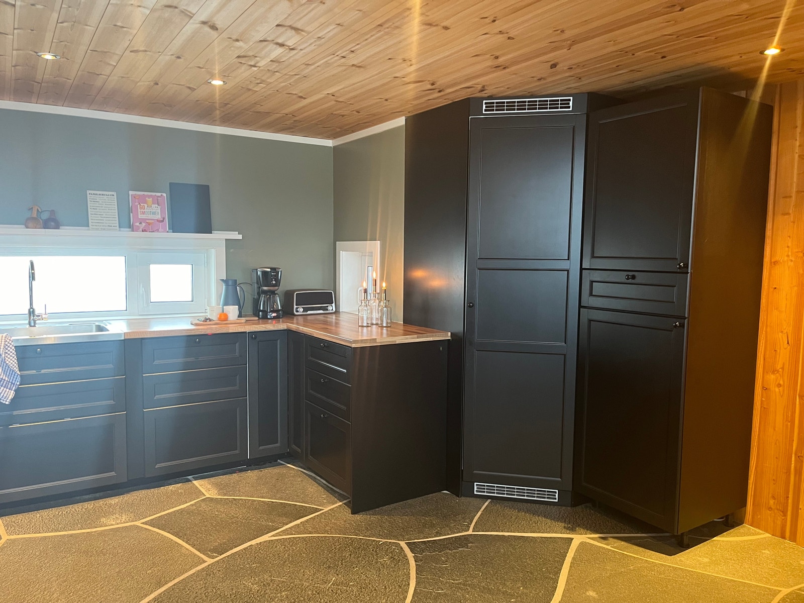 Kjølehjørne med god plass til oppbevaring av mat og drikke.
Halvt fryseskap til høyre for kjølehjørnet. Galleribilde