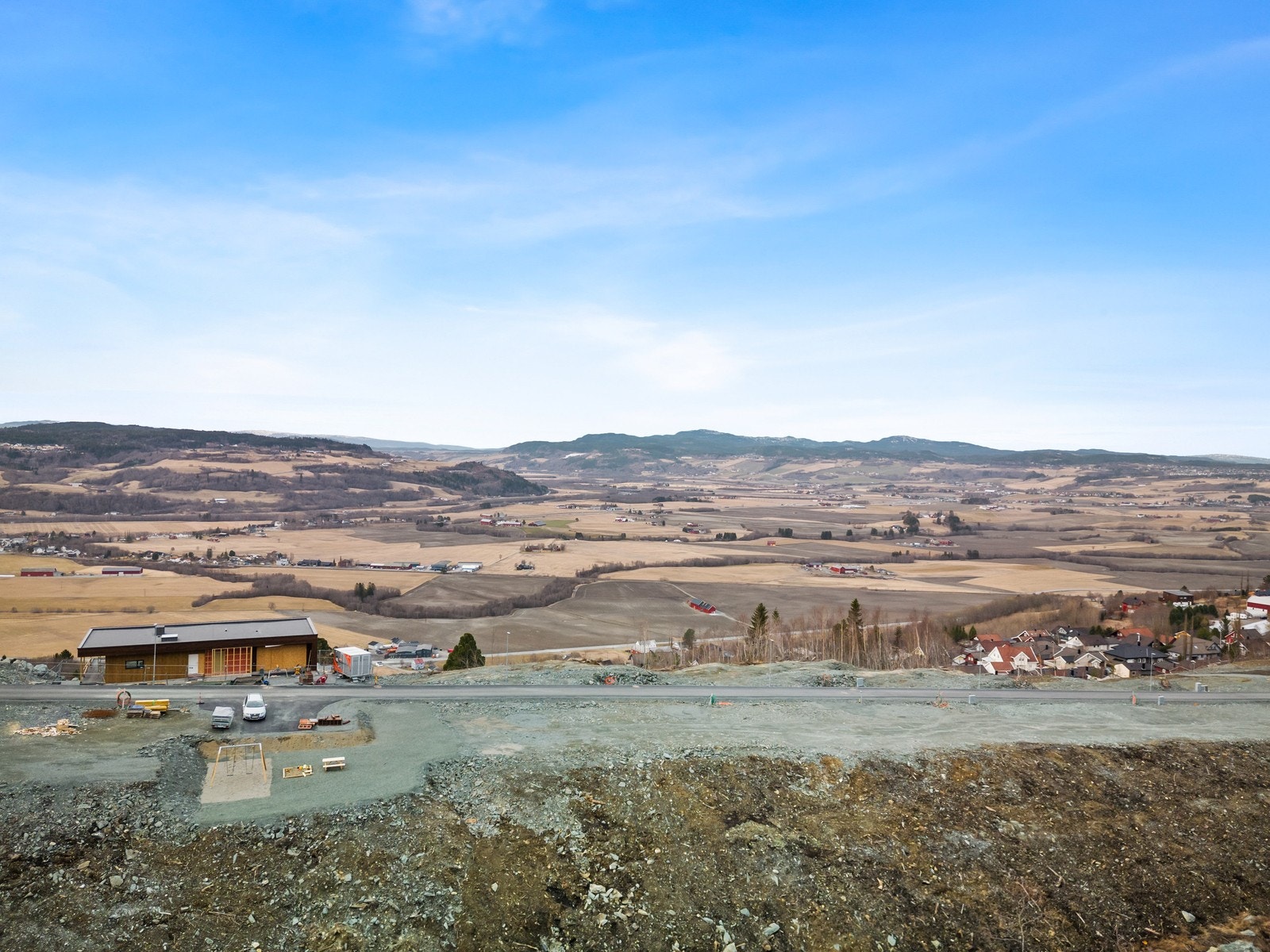Utsikt mot Melhussletta, fjorden, Gråkallen, m.m. Området byr på magiske sol- og utsiktsforhold. Galleribilde