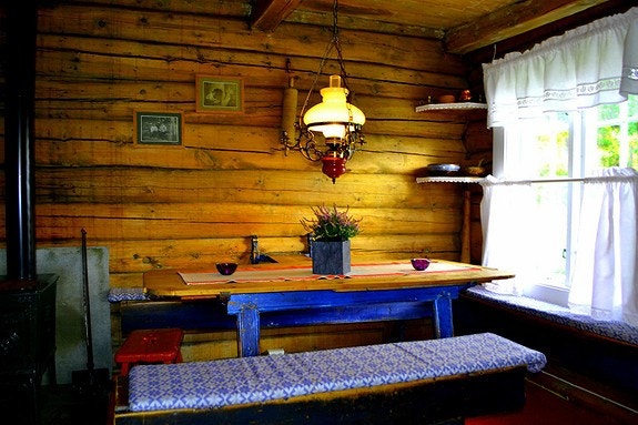 På stua på setra er det masse historie i veggene. Her kan man lett la tankene svirre tilbake til gamle dager og se for seg hvordan det var å være seterjente eller setergutt på setra. Galleribilde