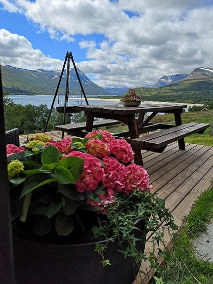 På setra finner du også en uteplass og en veranda. Galleribilde