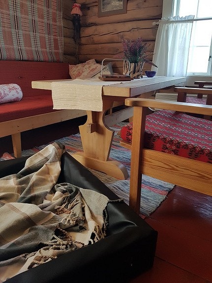 Foruten hundehus, finner du 2 hundesenger og 2 hundebur som hunden kan bruke. Tepper må du ha med selv. Galleribilde