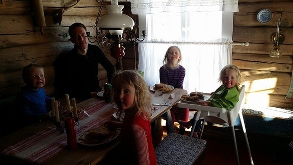 Det er tilrettelagt for barn på setra. Her finner du en barnstol, barneseng og andre ting som kan være kjekke å ha for å få et så fint opphold som mulig! Galleribilde