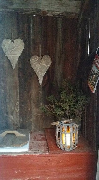 Selv om det er et "moderne" do inne på kokhuset, anbefaler vi likevel å prøve utedoen minst en gang i løpet av besøket :-) Galleribilde