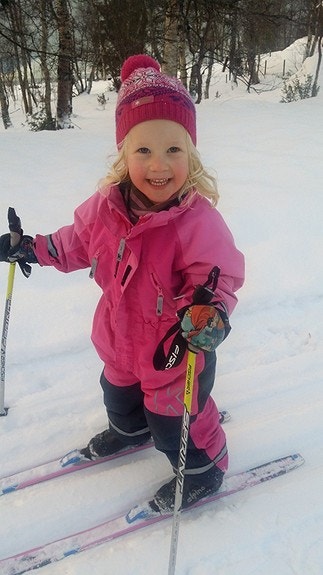 Små og store koser seg på ski! Galleribilde