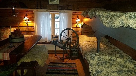 På setra er det to soverom. Her fra soverommet nede, som har to køyesenger. Her har du også et trivelig bord hvor du kan innta frokost eller kanskje spille "Jakten på den forsvunnene diamant"? Spillet finner du på setra! Galleribilde