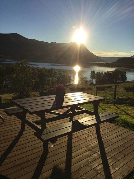 På uteplassen kan man nyte denne utsikten sene sommerkvelder. Galleribilde