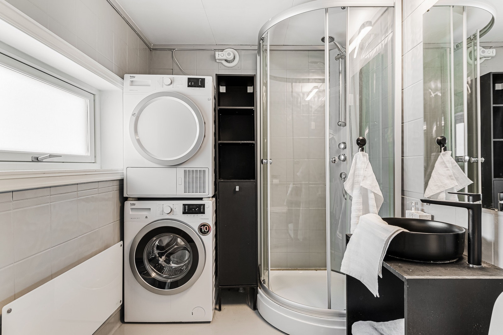 Stort bad med vaskemaskin Galleribilde