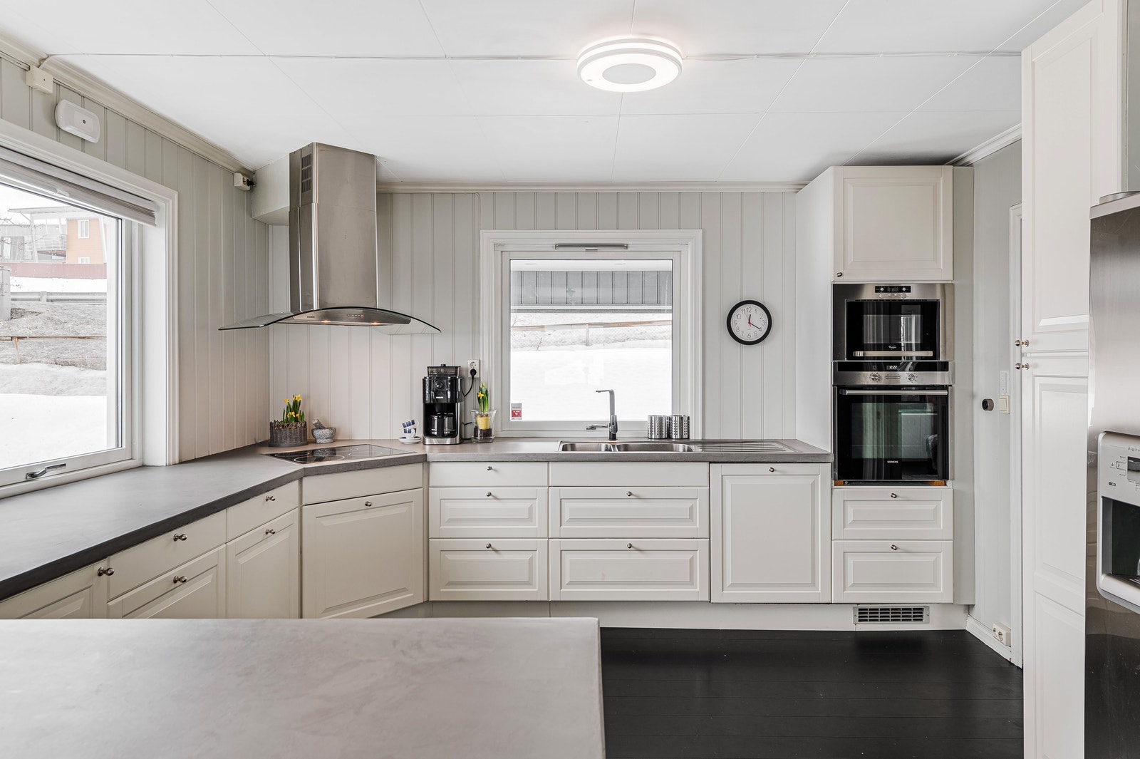 Stort kjøkken med alt av hvitevarer Galleribilde