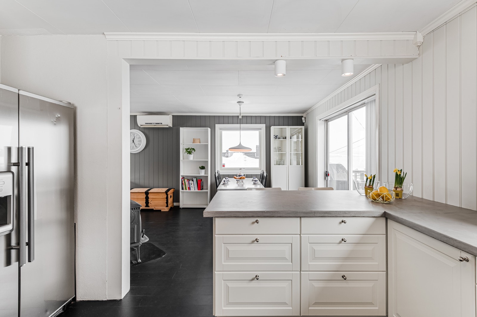 Kjøkkeninnredning med bar-løsning til stue Galleribilde