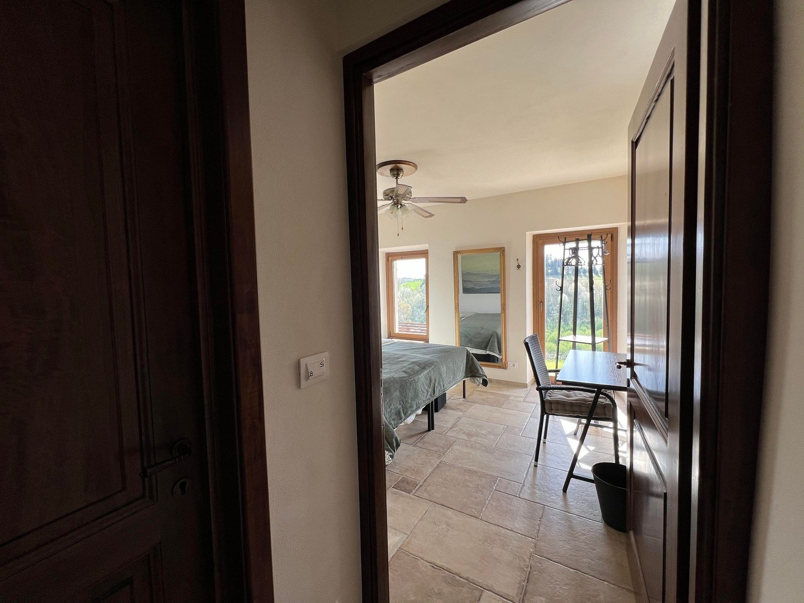 Soverom nr 3
Lyse trivelige soverom, 2 enkelt senger eller en King size dobbelseng. Skodder for lys og solskjerming Galleribilde