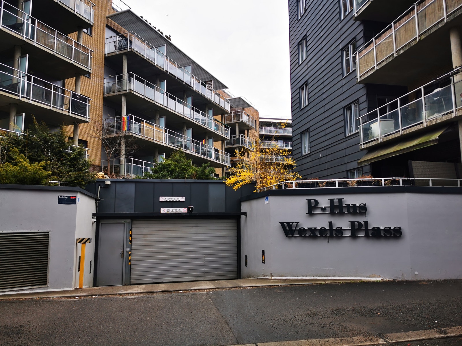 Inngang og utgang til garasjen ved porten i Heimdalsgata. Porten og inngangsdøra åpnes med nøkkelbrikke som medfølger. Kontaktløs løsning er mulig. Galleribilde