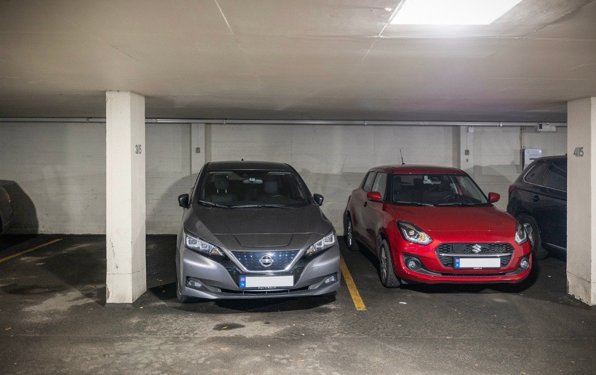 Parkering på plassen til sølvgrå bil Galleribilde