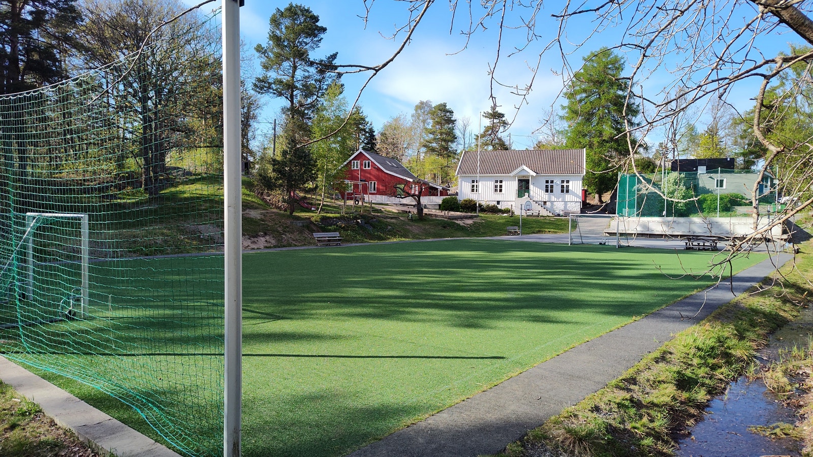 Fotballbane og lekeplass på skolen 300 meter fra huset Galleribilde